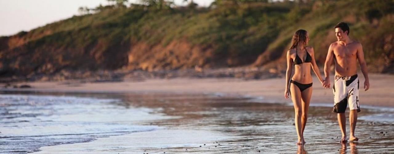 Couple_walking_in_the_beach_r Jw Marriott Guanacaste Costa Rica