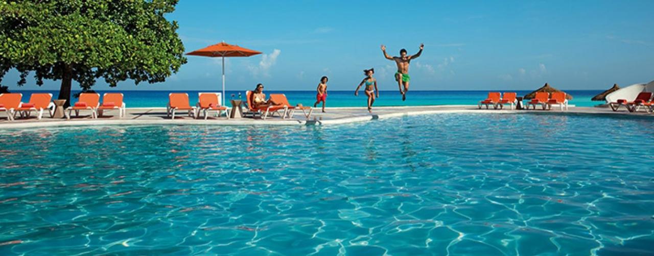 Montego Bay Jamaica Sucmb_family_pool1_2a Sunscape Splash Montego Bay
